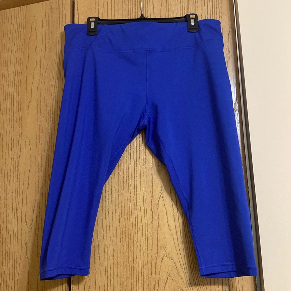 NWOT LUCY XL blue cropped leggings